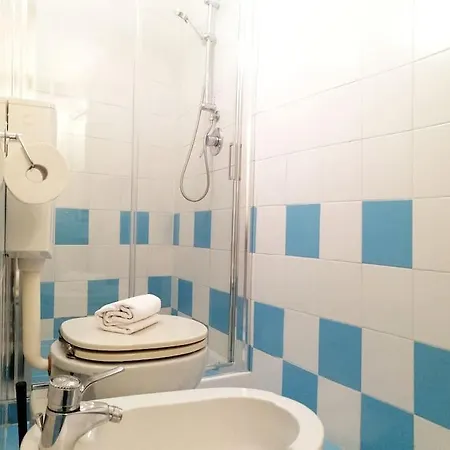 Cozy Near Train Station Apartment *