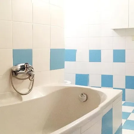 Cozy Near Train Station Apartment *