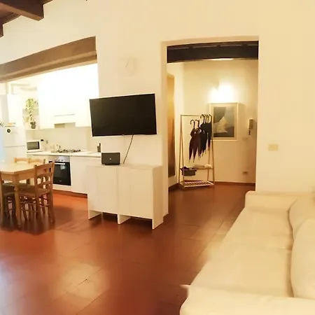 Cozy Near Train Station Apartment Florence